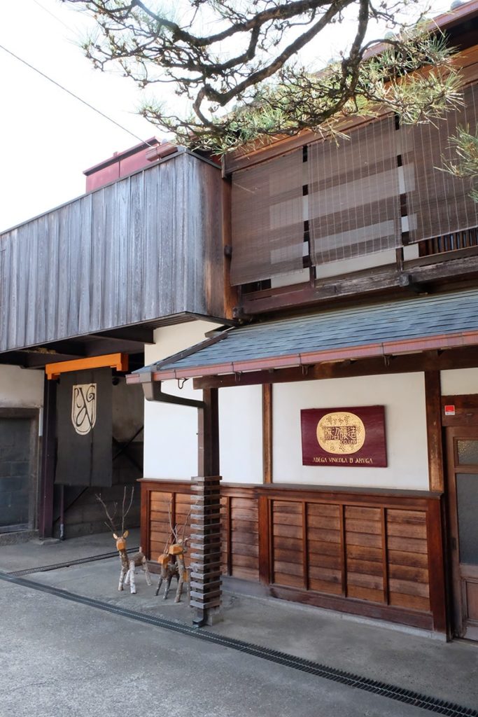 趣のある日本家屋ですね。 暖簾のある左側がワイナリーの入り口になっています。